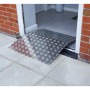 Rampe de pontage de seuil en aluminium Aidapt VA146E, Idéal pour une utilisation sur les seuils de porte